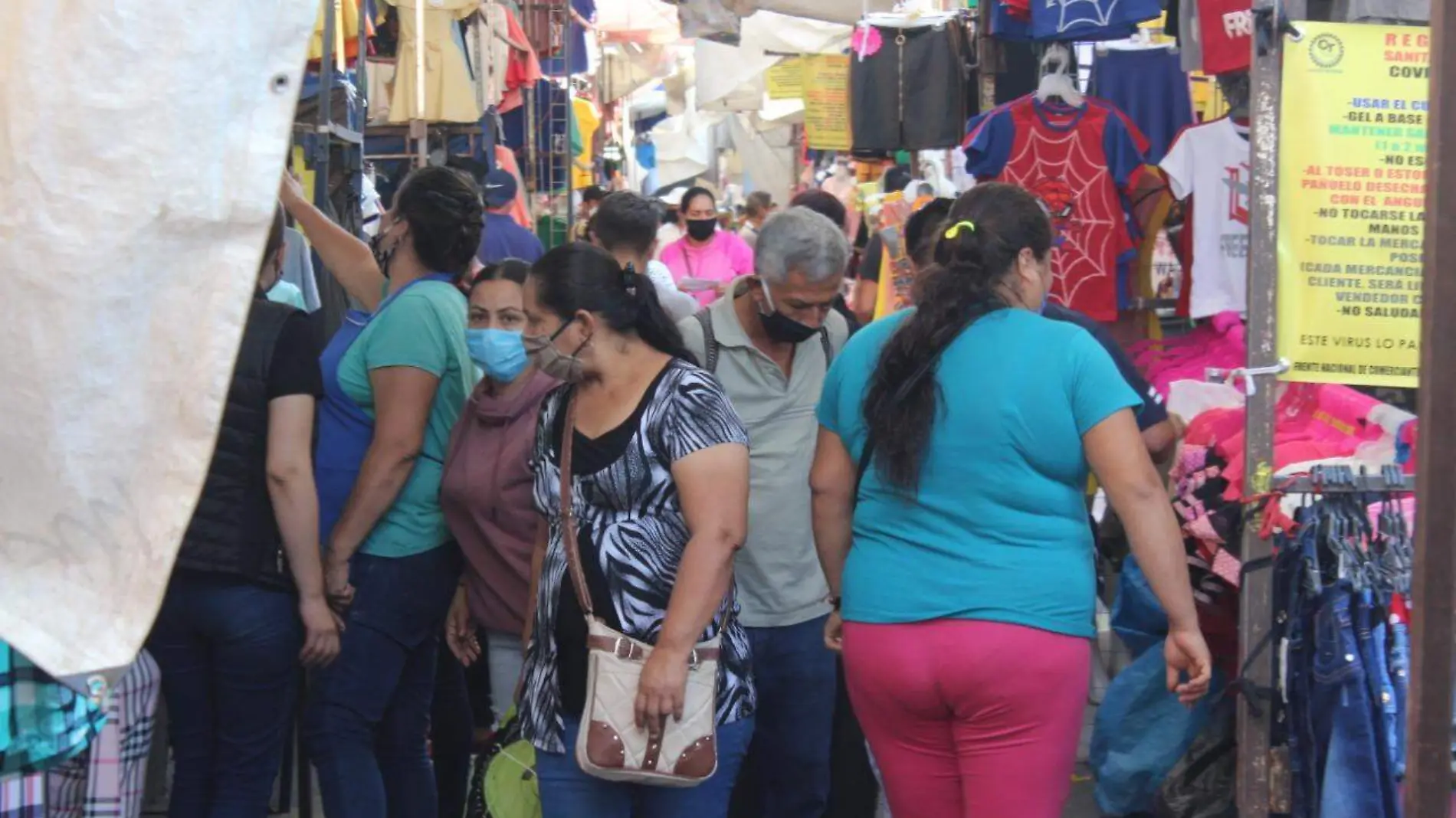 Personas de compras en Medrano